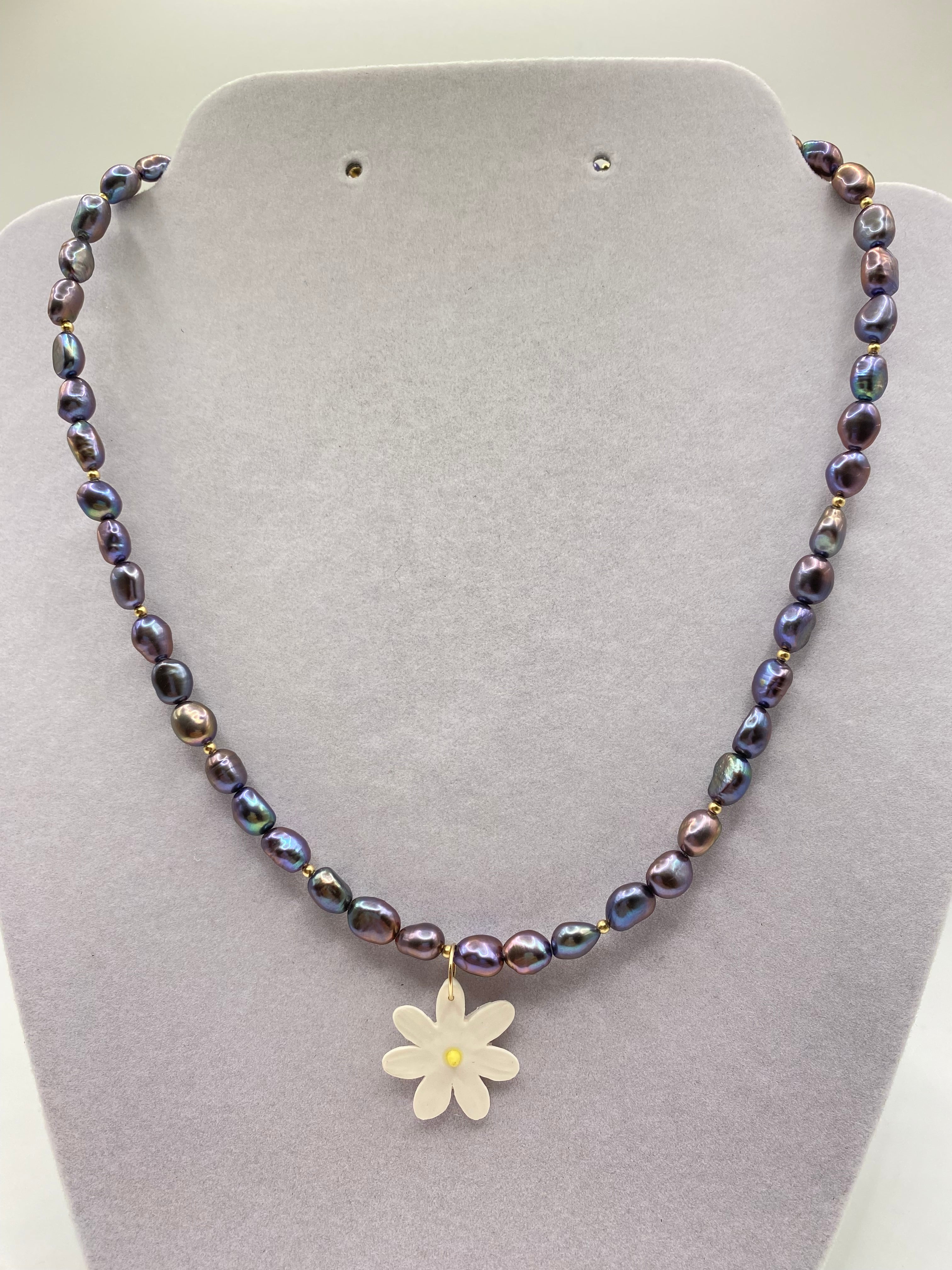 Collier Emblème - perles d'eau douce teintées