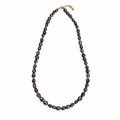 Collier chaîne dorée sur fond blanc